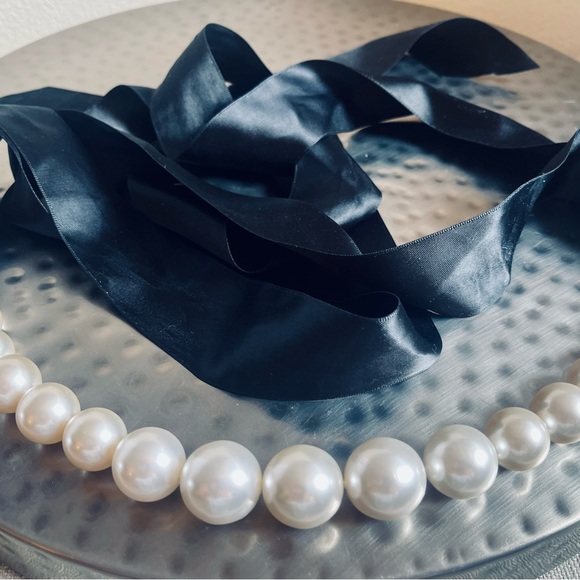 White House Black Market Elegant White Pearl Necklace - Picture 5 of 10